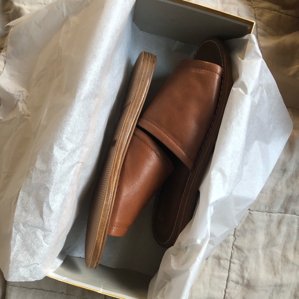 ❌ SOLD ❌ Brown Leather Slide Sandals - Picture 6 of 8